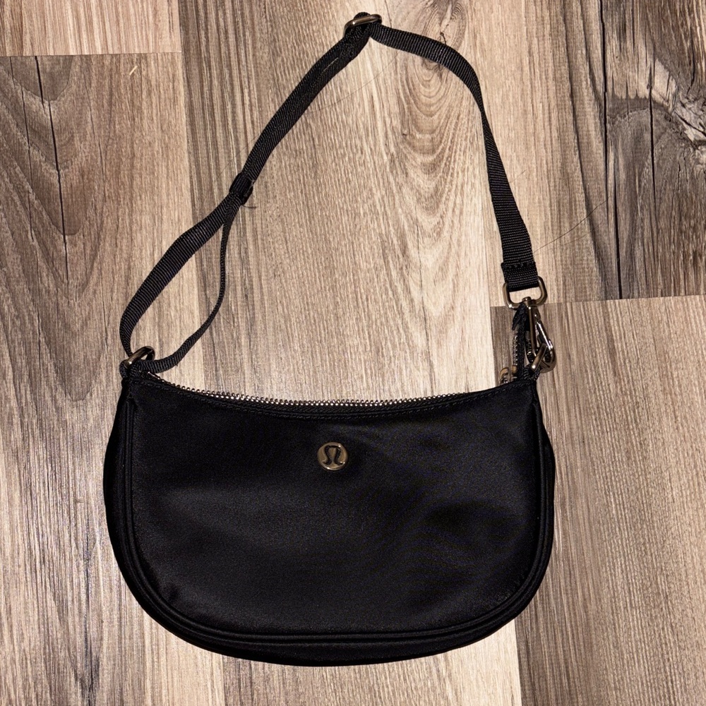 lululemon 1L shoulder bag!
